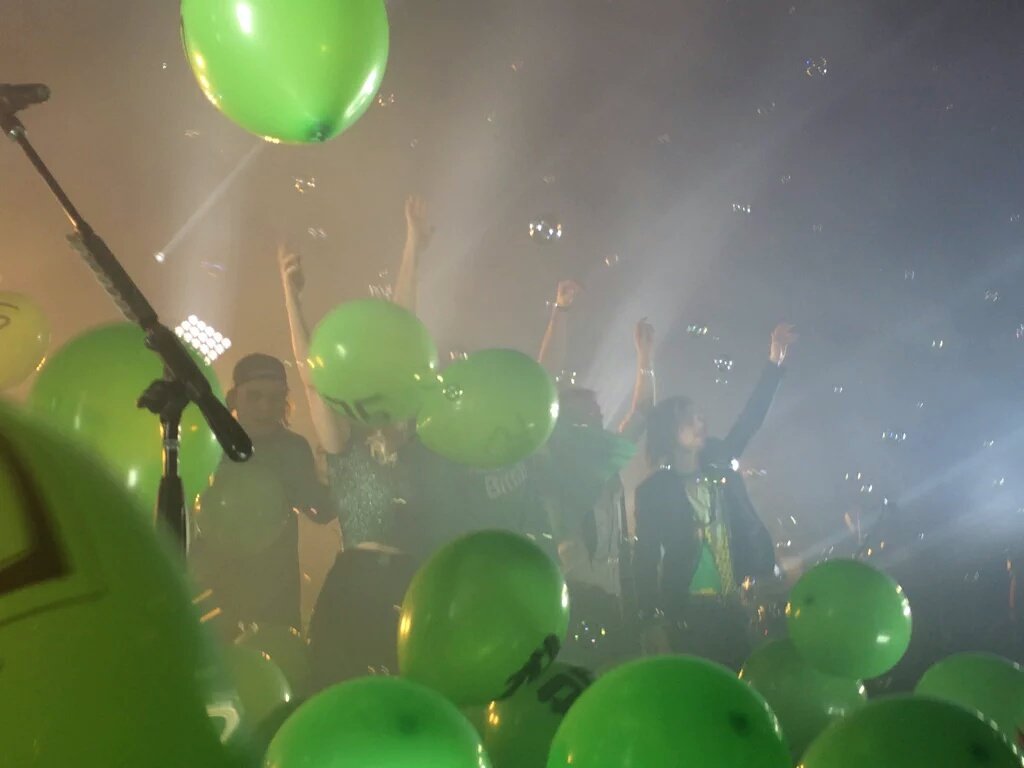 R5RadioFam's tweet photo. Más imagenes de lo que fue el cierre del tour 
I vote for #R5 #YouKnowYouLoveThem @radiodisney https://t.co/2wOxKSeif5