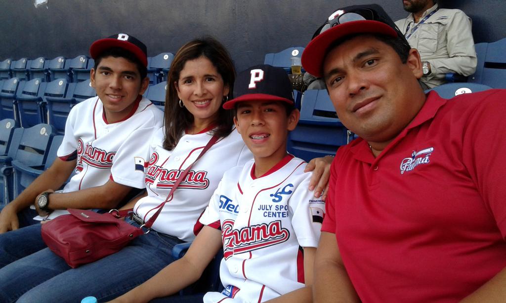 Pandeportes's tweet photo. La familia Rodríguez Pinilla listos con su camiseta de Panamá. https://t.co/PbpPuXeSrg