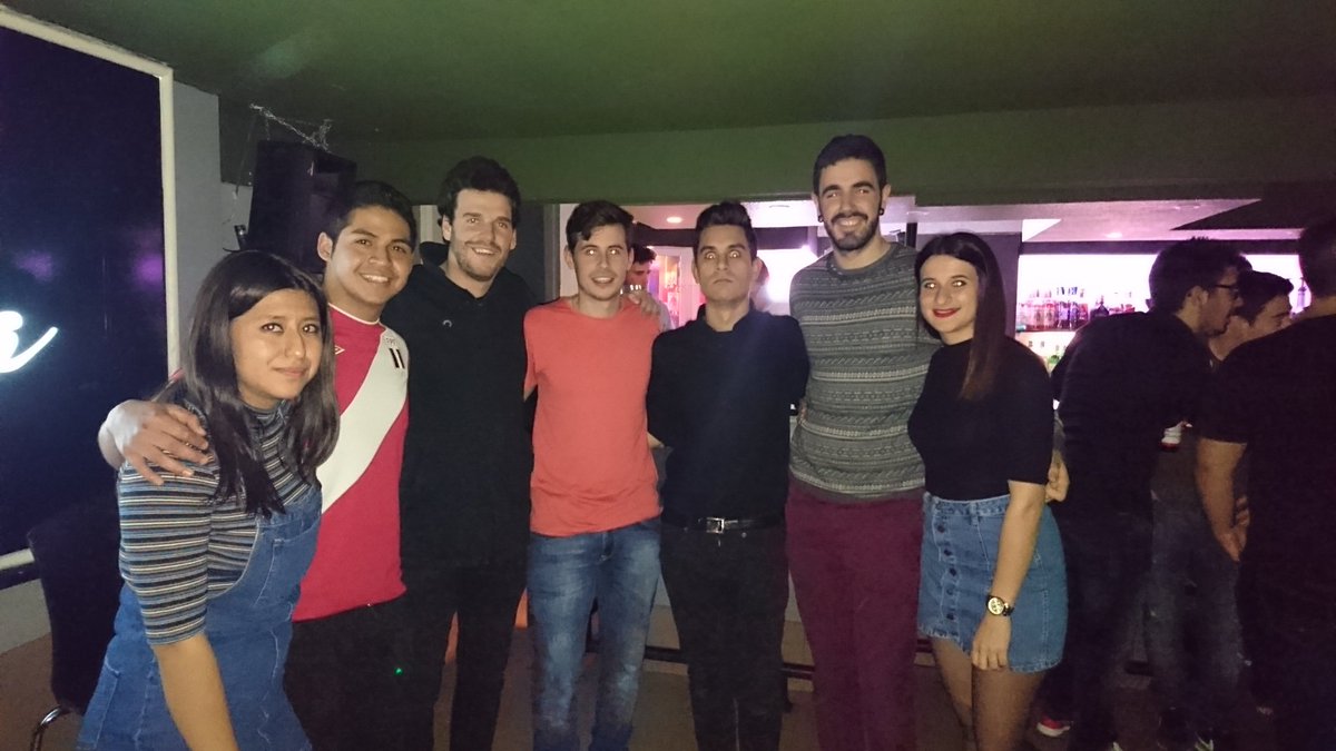 Pier_Bell's tweet photo. Asociación Erasmus Pamplona con @DavidSuarez_V. @Flipytwit había ido a cagar.
#monologodavidsuarezyflipy https://t.co/TR0YMxUpYa