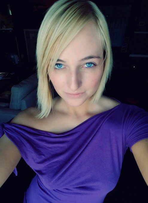 No makeup Friday! Lol taking in the sunshine. Hope everyone is having a great day ❤️💋 @kateengland21<a href="/tag/dogfartgotm"class="tags"><span>#dogfartgotm</span></a>