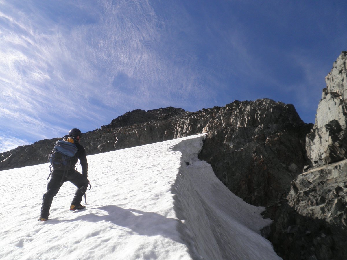 FrozenGoldEvan's tweet photo. @FrozenGoldAdam  powering up the snowfield on Mt Pitt https://t.co/QmaO97rgbp