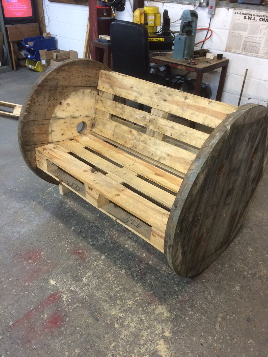 reel_things's tweet photo. Not finished #upcycle #bench #GardenersWorld #garden #pallet #cablespool #craft https://t.co/sSI9O0PWQy