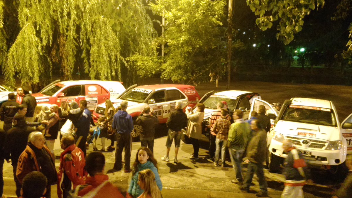 Autos apostados sobre la costanera frente al casino d <a href="/MinaClaveroOfc/">Mina Clavero</a> en minutos arranca la rampa d largada #rallycc