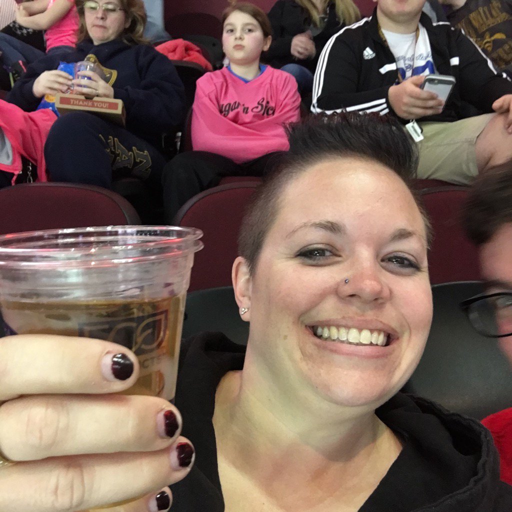 ASobes7479's tweet photo. Gotta love some$3 beer!! #ALLINCLE https://t.co/NrW3CgeezW