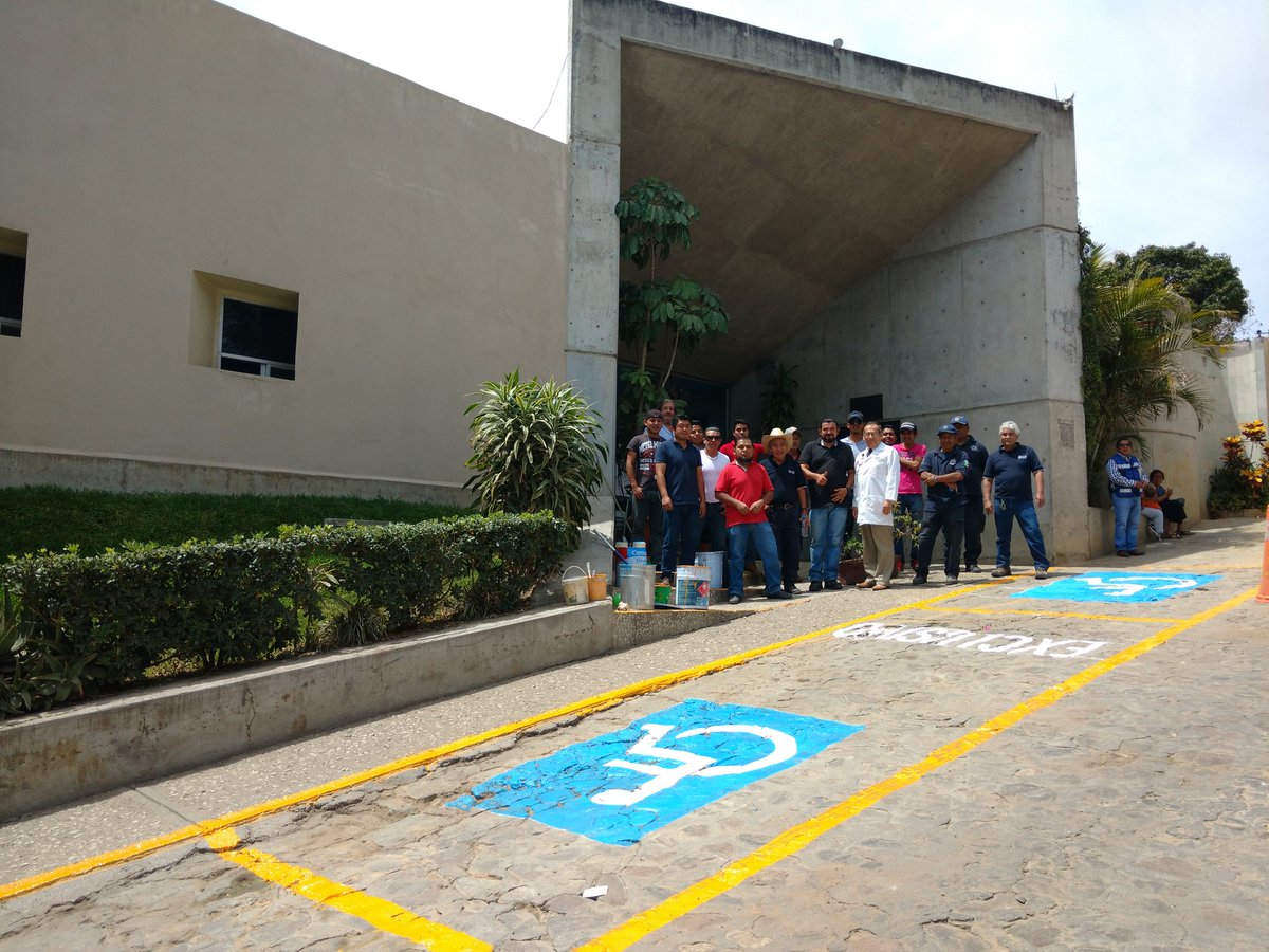 marlenealdeco's tweet photo. Hoy creamos cajones de estacionamiento para #PCD y un paso peatonal en la Casa Hogar de Ancianos "Los Tamayo" https://t.co/EPDqIoFrBd