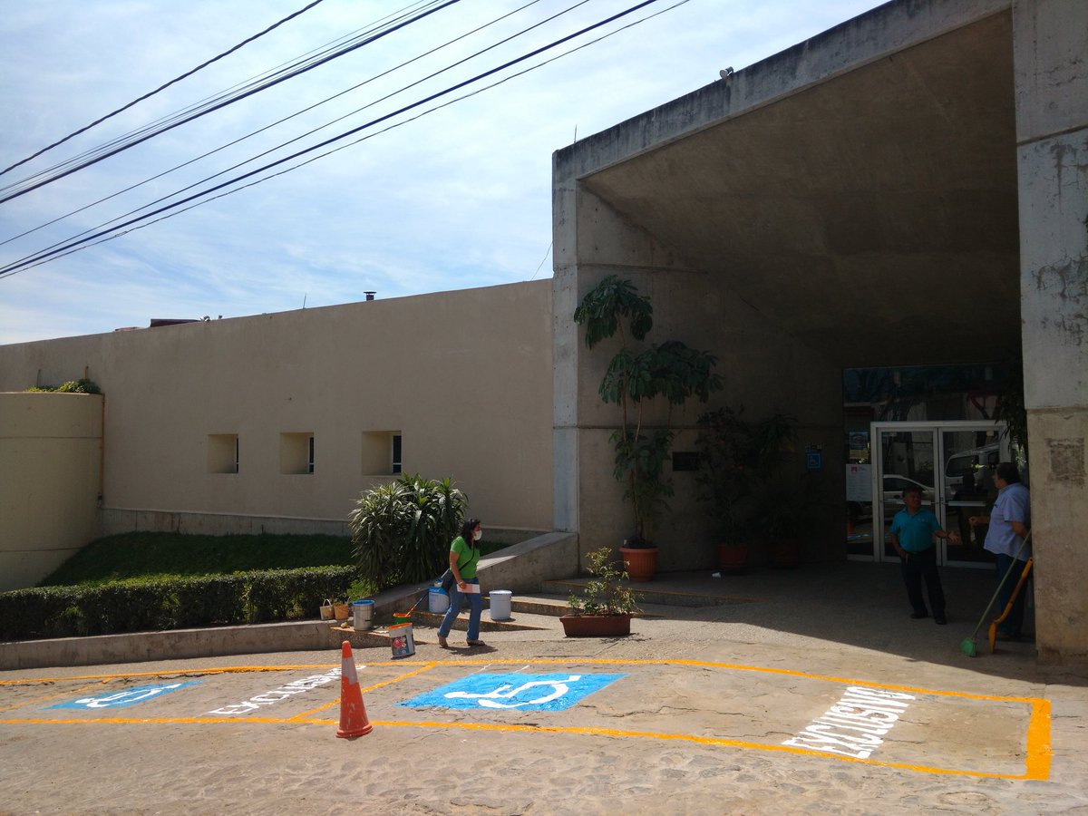 marlenealdeco's tweet photo. Hoy creamos cajones de estacionamiento para #PCD y un paso peatonal en la Casa Hogar de Ancianos "Los Tamayo" https://t.co/EPDqIoFrBd