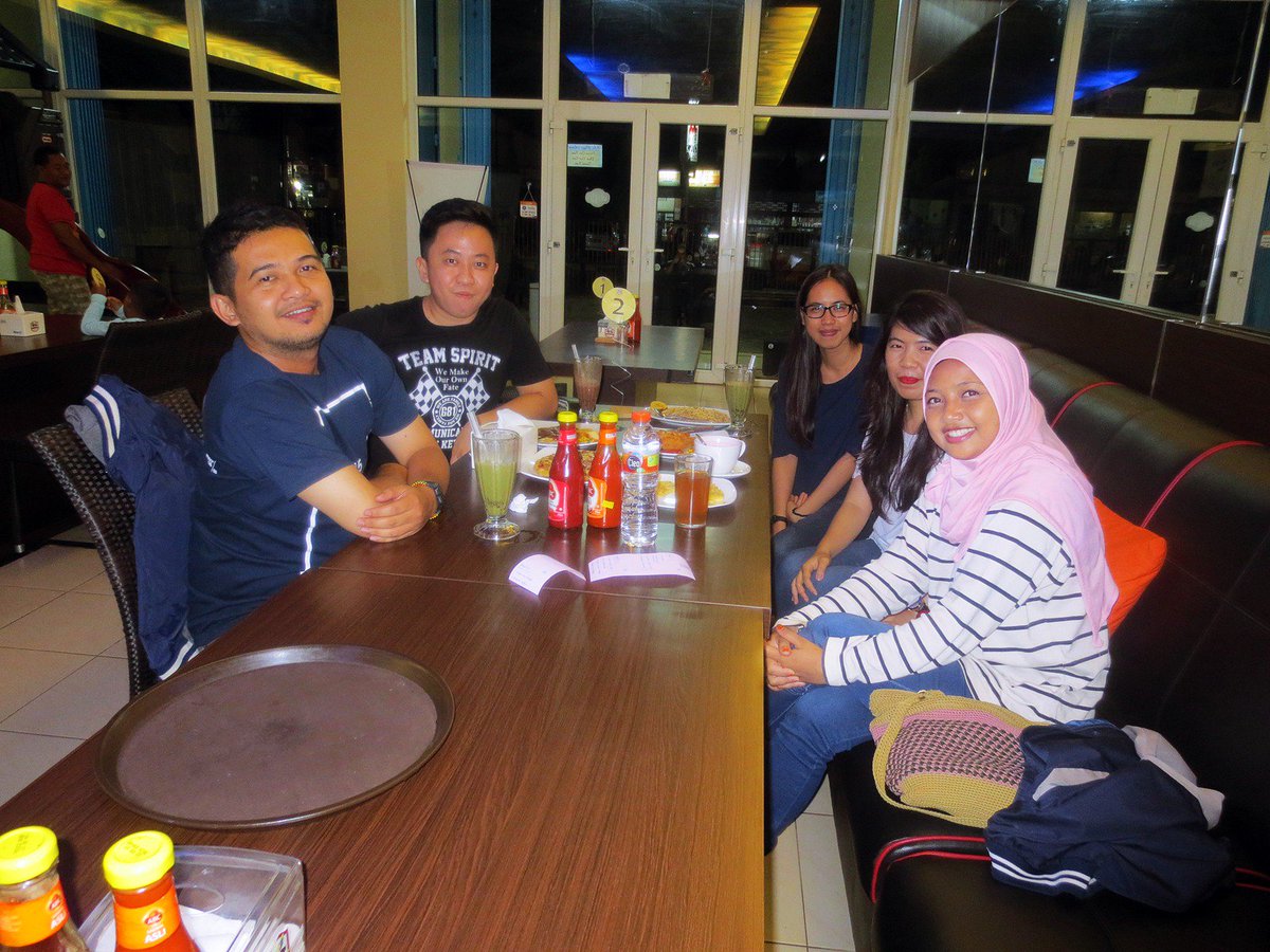 MaharaniRahman's tweet photo. finally gathering,.. :) @Wulanddiantari @JEMIRIA @arie_iras @nanang_hakim https://t.co/Lo2JpI65lW