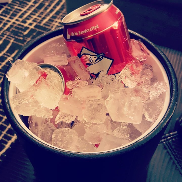 TheRealBeerRun's tweet photo. Bring the #party to #vegas and make it special with @sockeyebrew #daggerfalls #BeerDrinkersWithRunningProblems https://t.co/a3SjcemLqB