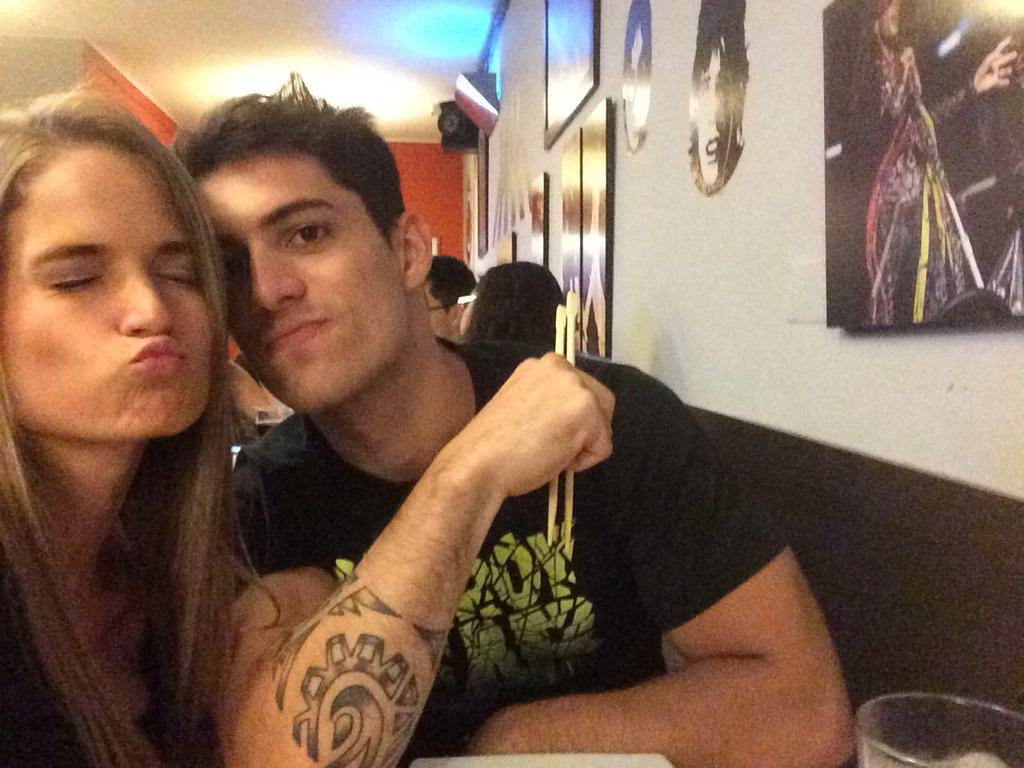 ikeparodicosta's tweet photo. Comiendo los mejores roll y postres en @rollstarsushi  con mi reina @mikkielias . Y bueno sus dibujos que no entiend https://t.co/xPhi4yzZGD