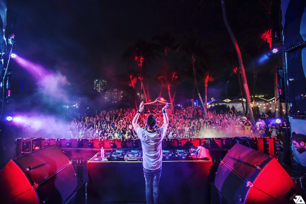 dannic's tweet photo. Thanks everyone that came down to the Revealed stage at @ultra ! You guys rock! https://t.co/Of4EfgB8LJ
