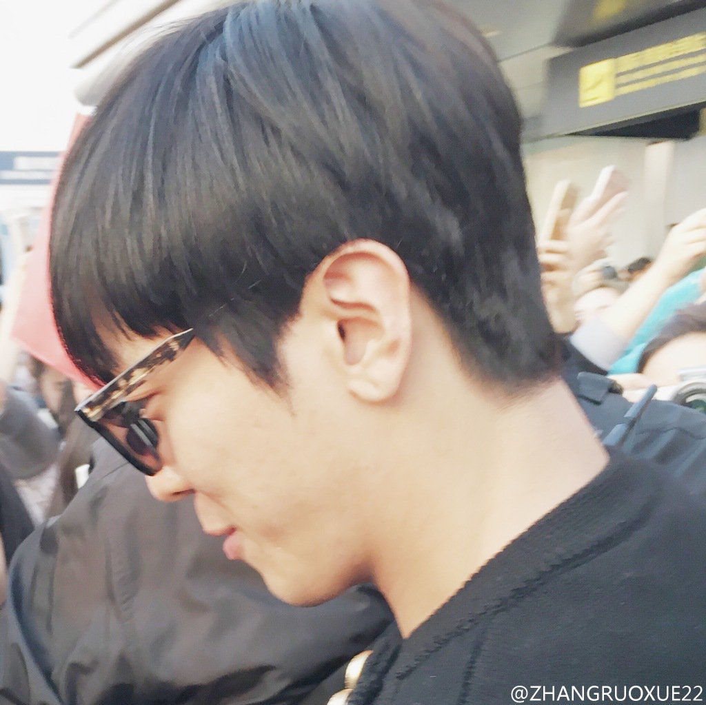 CNBYonghwa's tweet photo. 160318 CNBLUE arrived in Chongqing Airport #JungYonghwa #정용화 [HD]
cr: 郑豆豆儿_,  ZHANGRUOXUE22 https://t.co/UYz1UqDz1k
