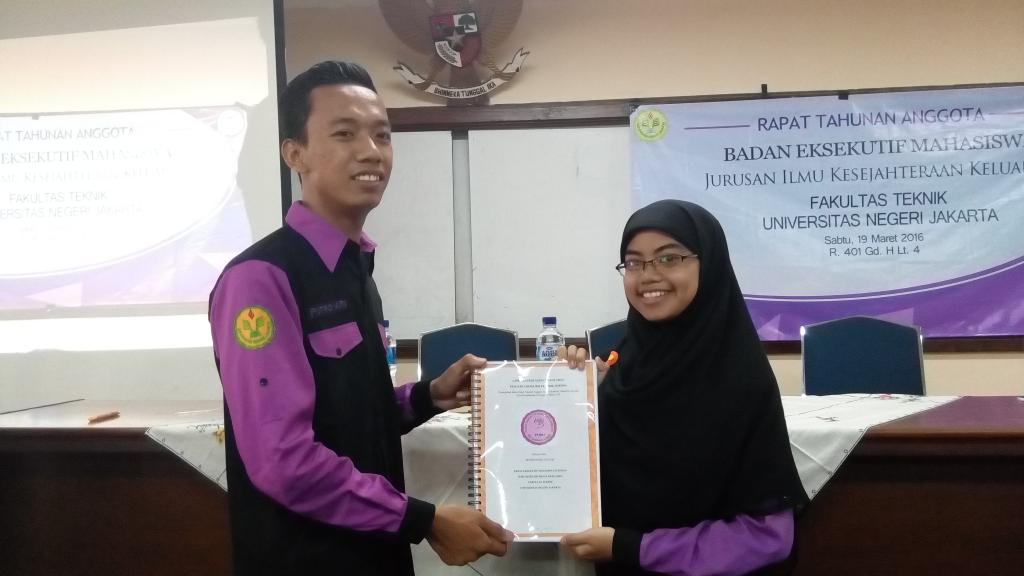 Serah Terima Jabatan dari Putro Ariwibowo selaku Ketua BEMJ IKK kepada Dina Rosanty selaku Ketua BEMP BUSANA