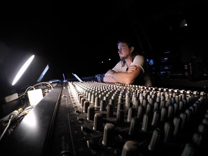 acidtreeofcl's tweet photo. Giorgio mixando o espetáculo Koan, no auditório do @maspmuseu, que teve trilha sonora original do #acidtree #koan https://t.co/ceo0NcciK5