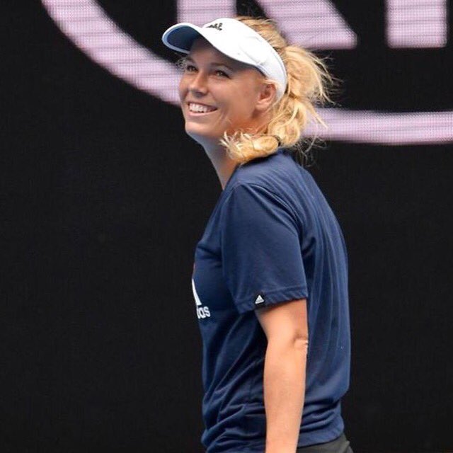 CaroWozniacki's tweet image. Happy Friday! #havingfunwhileworking