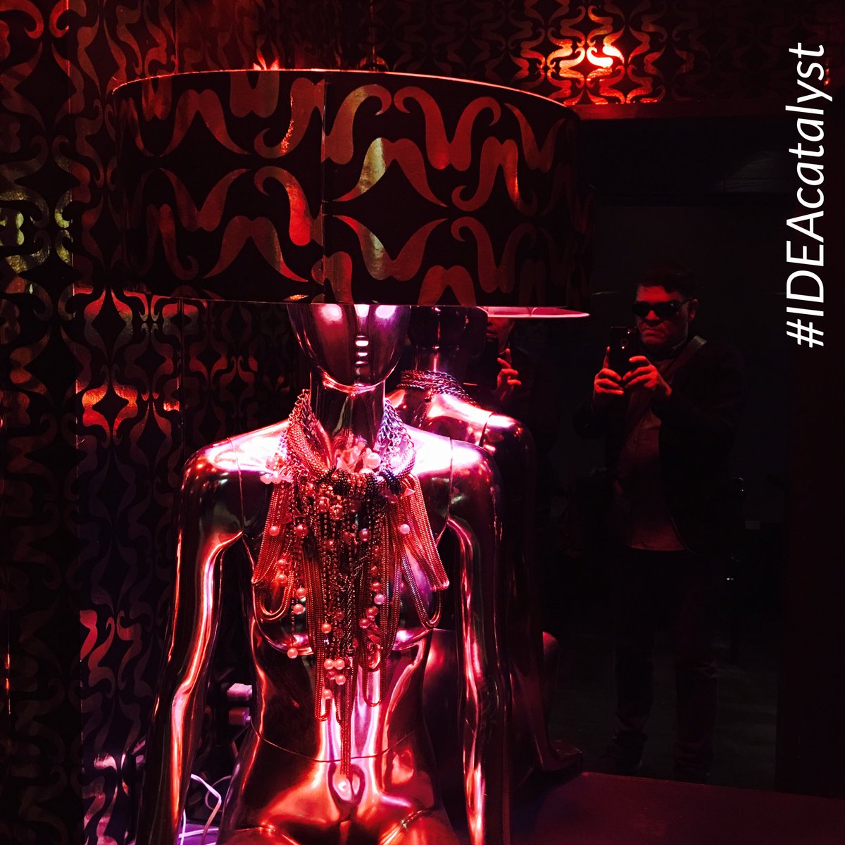 IdeaCatalyst1's tweet photo. #art #decor #eclectic #light #interiordesign #HellsKitcheNYC a #culinary  #destination #ViV #Thai
#restaurant #bar https://t.co/irUednGao2