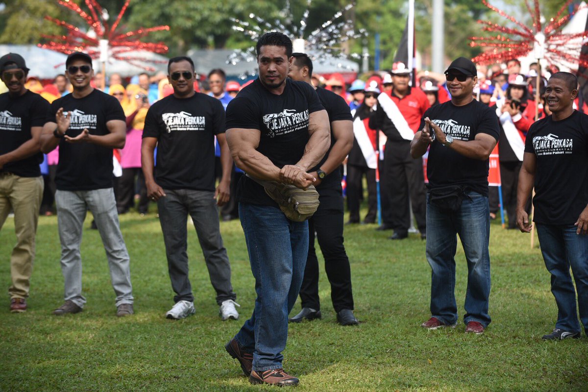 japenjohor's tweet photo. Gimik acara sambutan Perasmian #SemarakK1M @PeneranganJohor 2016. #abangsado #yoyobesar #silat #jauharku https://t.co/XZ2H6VQ2vG