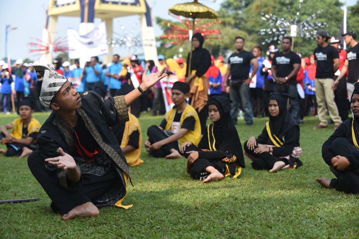 japenjohor's tweet photo. Gimik acara sambutan Perasmian #SemarakK1M @PeneranganJohor 2016. #abangsado #yoyobesar #silat #jauharku https://t.co/XZ2H6VQ2vG