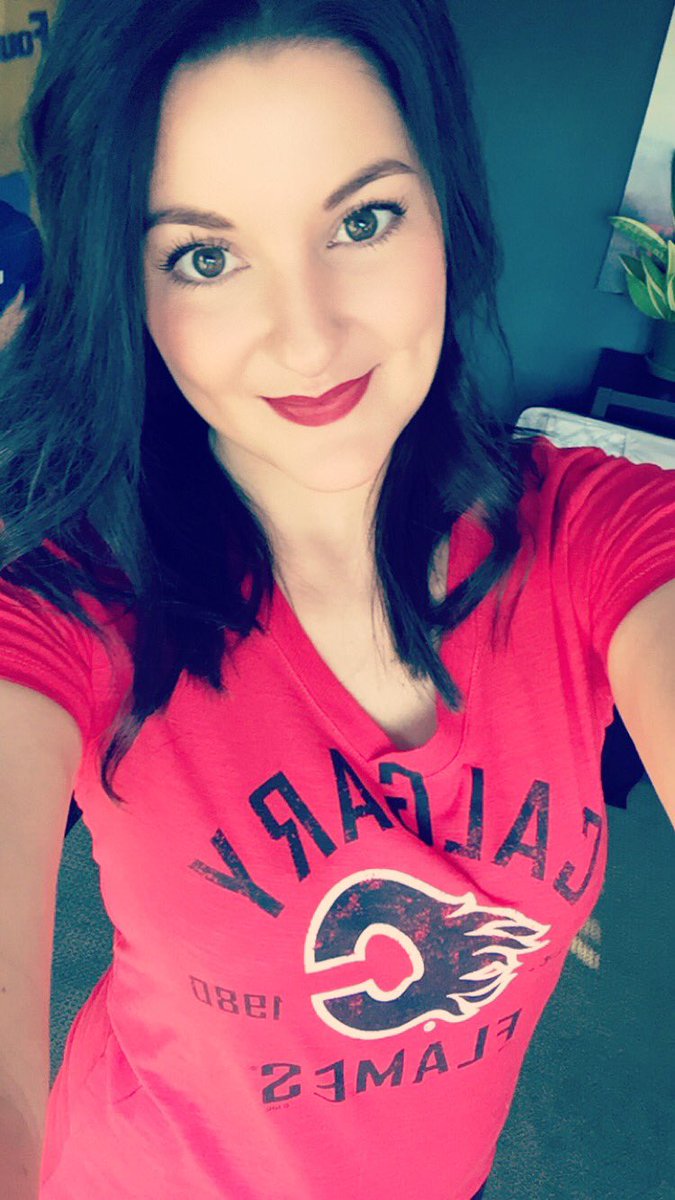 amy_leblancc's tweet photo. Wanna be on the screen #Nhlflames https://t.co/zrAgqGPfRi