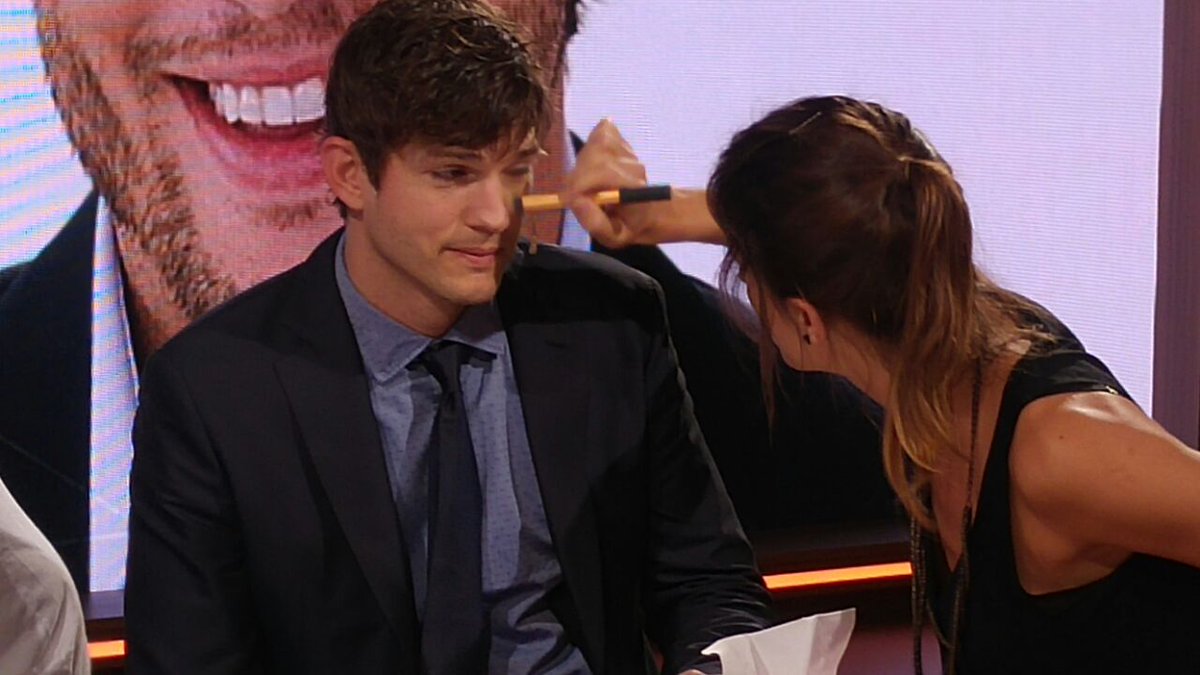 mariomassaccesi's tweet photo. Pobre la maquilladora @clarafasulo paso de #AshtonKutcher a esta cara de nabo.
(Pero los mimos los hago yo!) https://t.co/bj7RLe0Qk2