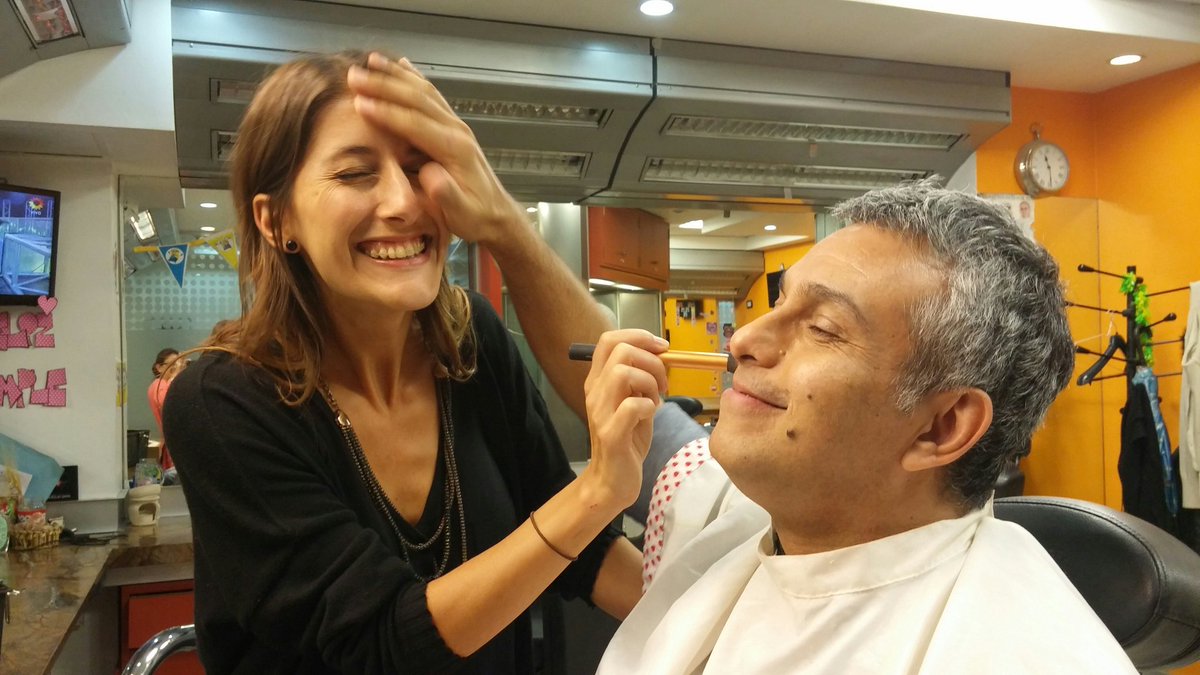 mariomassaccesi's tweet photo. Pobre la maquilladora @clarafasulo paso de #AshtonKutcher a esta cara de nabo.
(Pero los mimos los hago yo!) https://t.co/bj7RLe0Qk2