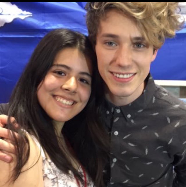 JuventudCD9's tweet photo. Amo esta foto porque ella está profundamente feliz ❤️ la odio porque no soy yo😂#HAPPYEVOLUTIONDAY ¡AME LA FOTO❤️! K https://t.co/BCMG1VqLYV