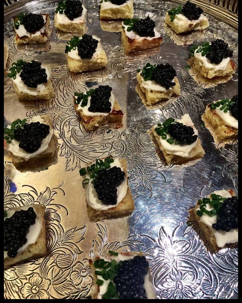 foodb0t_tweets's tweet photo. Canapés #divine #caviar #sustainable #brioche #cremefraîche #chives #champagne #domperignon #charity #mattspromise … https://t.co/P62M7cWHgR