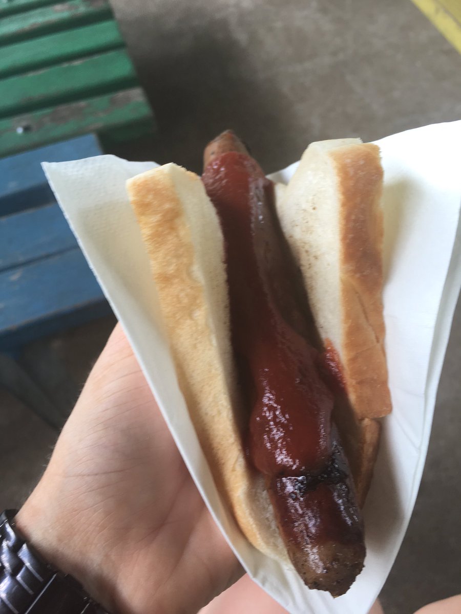RuthMcCosker's tweet image. Finally.  Been wanting to enjoy a polling booth sausage sizzle all day! #worththewait #happyjourno #bnevotes