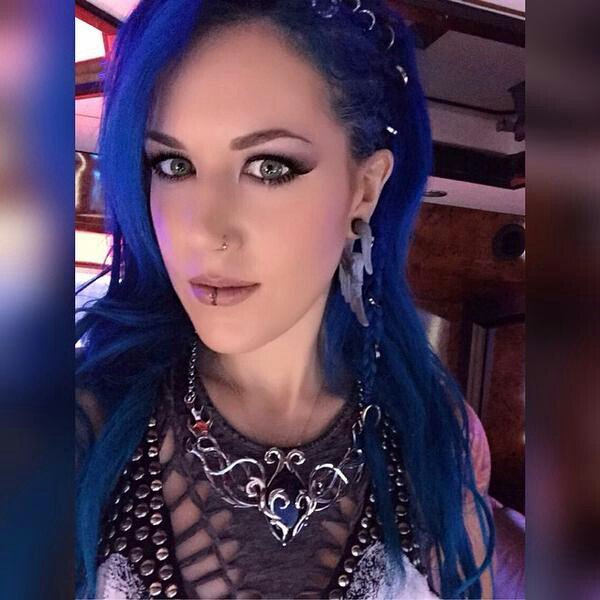 Nadia これを見た人はかっこいい人の画像を貼れ Alissa White Gluz アリッサ ホワイト グラズ もう断然この方しか考えられない 私の女神様です T Co Ht3ytl6bbz