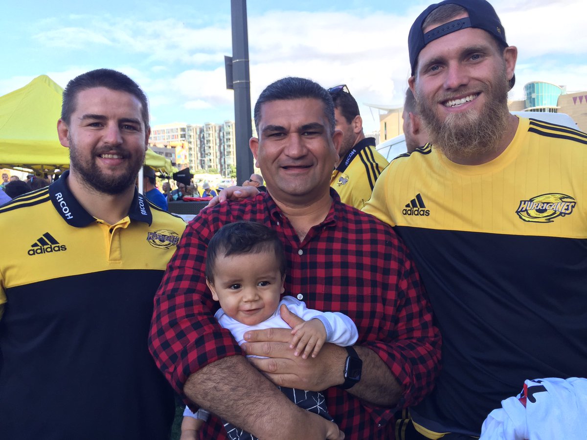 pauleaglenz's tweet photo. Tama and I give the thumbs up to Colesy and Sheildsy! GO @Hurricanesrugby #FamilyFunDay2016 @WgtnRugby #VoteEagle1 https://t.co/NUwV1UfaGl