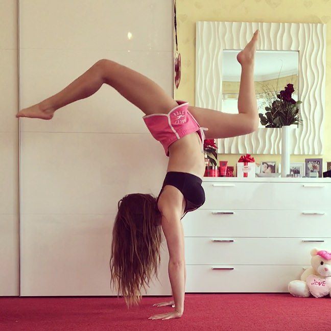 go4yogahealth's tweet photo. Handstand practice ☺️ #kayla_itsines #kaylaitsines #thekaylamovement #kaylasarmy #bbg #bbggirls #bbggermany #bbggir… https://t.co/sTh51yjTNy