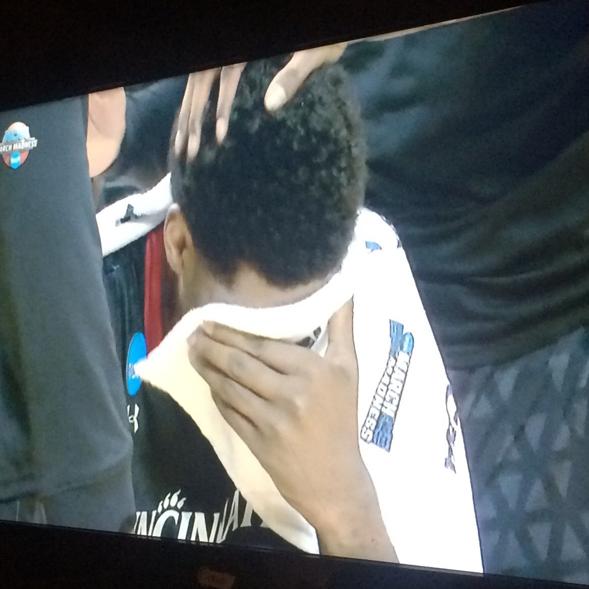 ItsAColeWorld26's tweet photo. Current Moods Rn 😢😓😭 #MarchMadness #WhyUC #LikeForeal #WTF #Salt https://t.co/XTFhWcbWJV