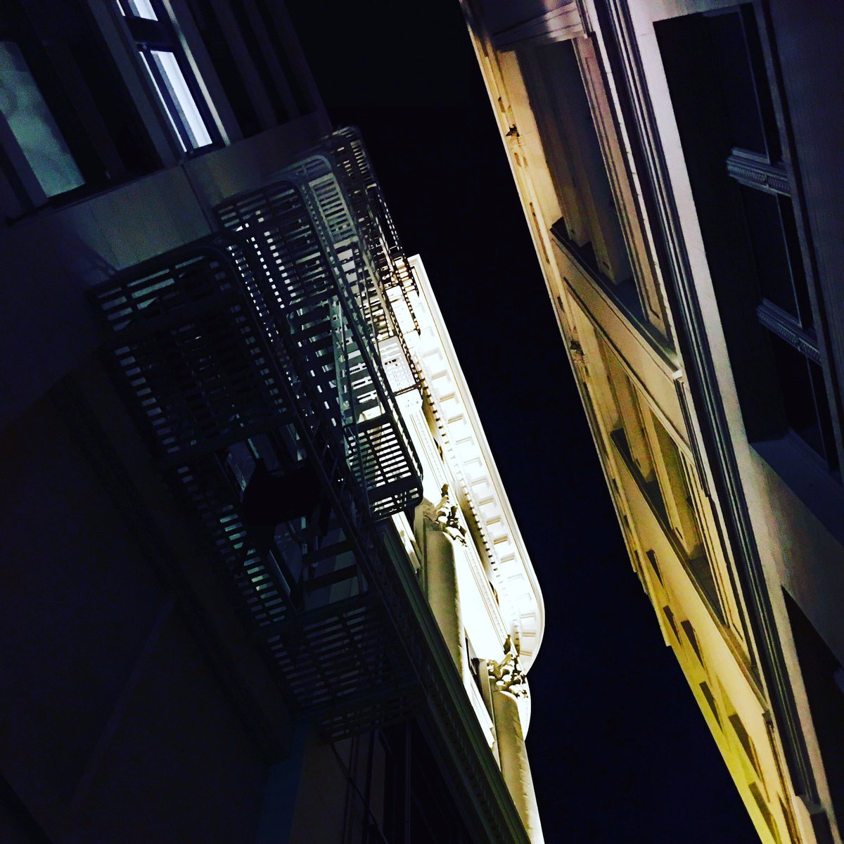 4ri3ll4's tweet photo. "I won't soothe your pain/ I won't ease your strain" - Blue Foundation #downtownsf #exploringsf #sf https://t.co/jSUS6FrIFC