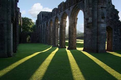 travelvibes93's tweet photo. Llanthony Priory, Wales https://t.co/cFz4cGIZak