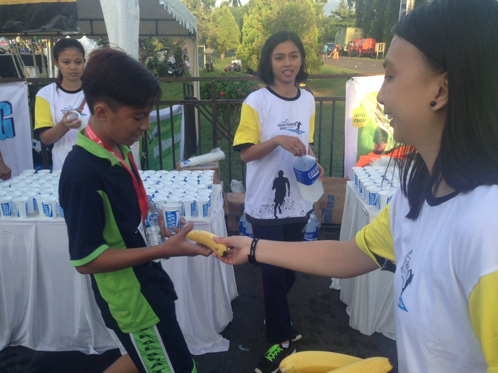Pisang dari <a href="/SunprideID/">Sunpride Indonesia</a> tetap setia menemani #LariSensasional sampai ke Manado 🙈🙈🙈 makasiiih #Airportsrun