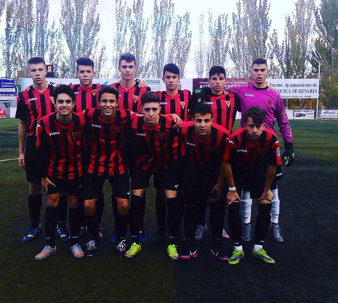 CDAzuqueca's tweet photo. Roberto Pérez (fila de arriba, tercero por la derecha) podría debutar mañana con el Tercera División. #ForzaAzuqueca https://t.co/oto8Zr343l