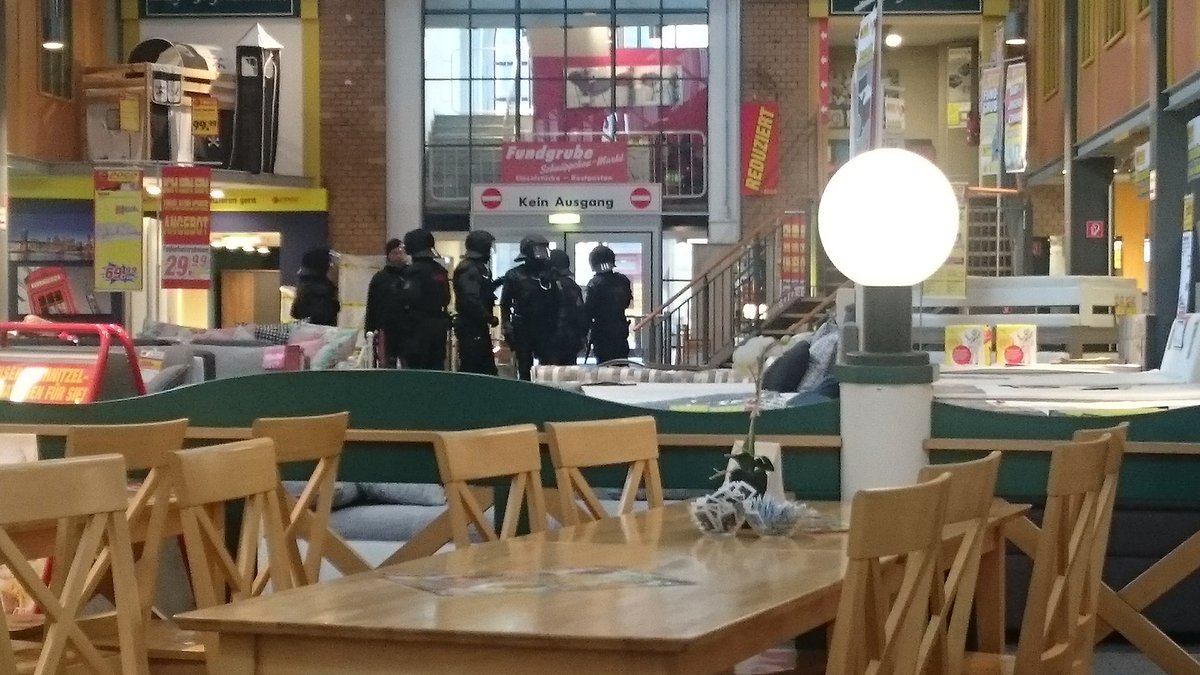 Mario_mit_Blume's tweet image. Im Poco am Bahnhof Mitte in #Dresden ist ein massives Cop aufgebot. #fckcops #fcknzs #NazisInUniform