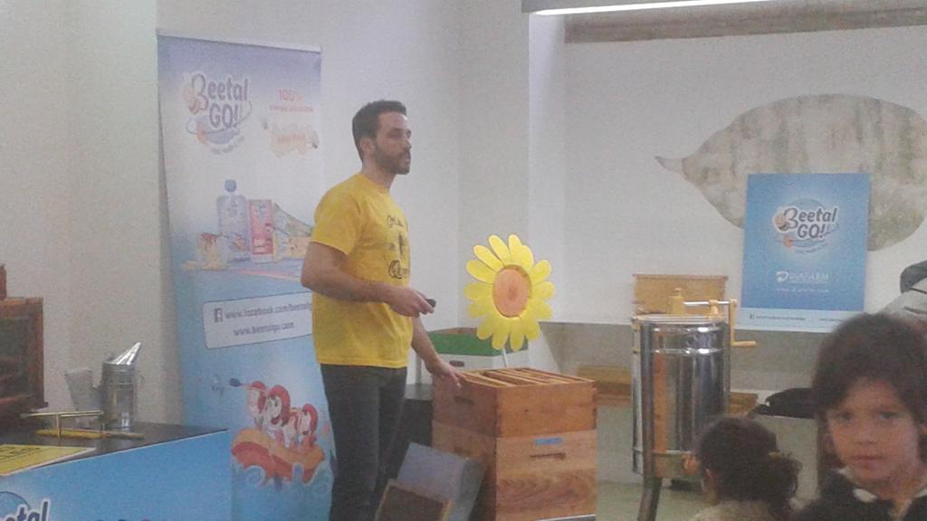 BeetalGO's tweet photo. ¿Cuántas abejas pueden caber en una de estas colmenas? Pueden caber incluso 80.000.....woowww #Abejas #JaleaReal https://t.co/DkpKhQLUZO