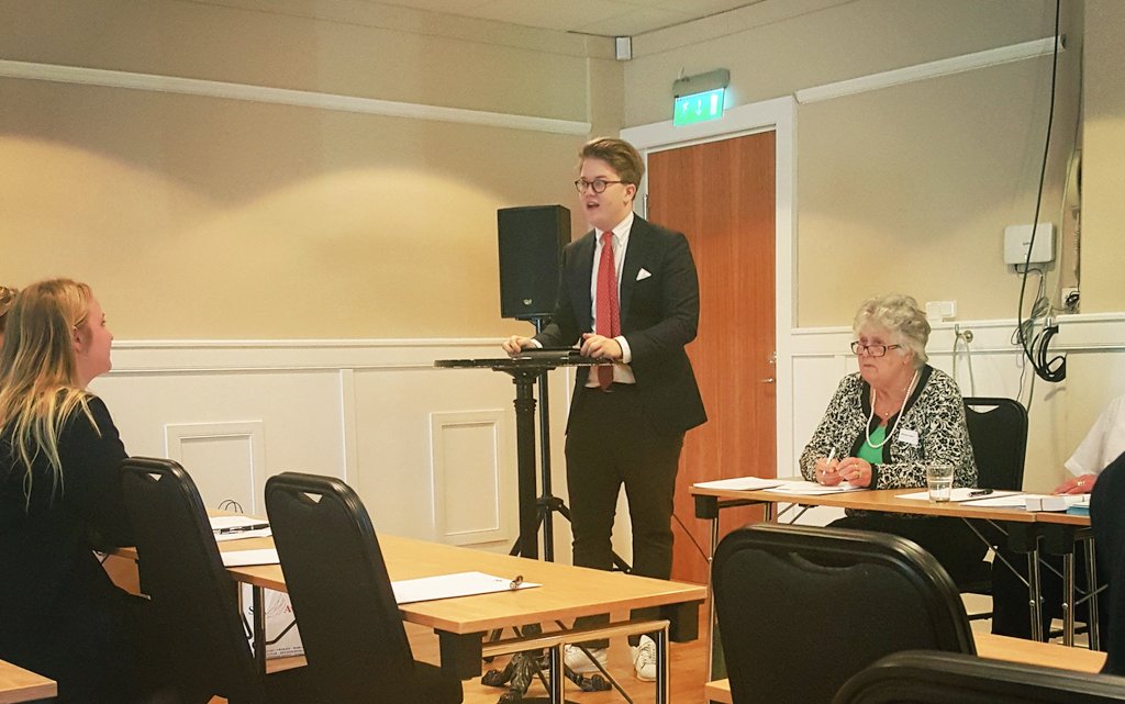 MUFkungsbacka's tweet photo. MUF Kungsbacka besöker moderaternas kretsårsmöte. @CarlEkvall tar debatten om fritidshemmen. Ⓜ💙 #mufswe https://t.co/iTh1Af3RBc