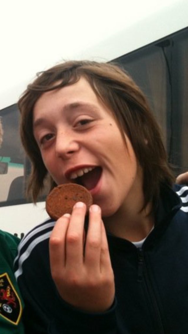 robinbain6's tweet photo. @glenncoutts97 happy birthday ma dude, have a notti one #tallcunt #7ft4 https://t.co/WiW5A4QW1A