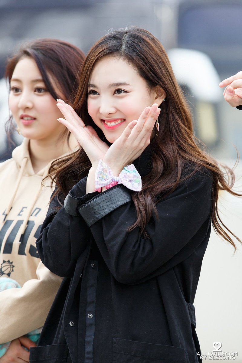 [트와이스] 팬들 앞에서 끼부리는 맏내 나연 | 인스티즈