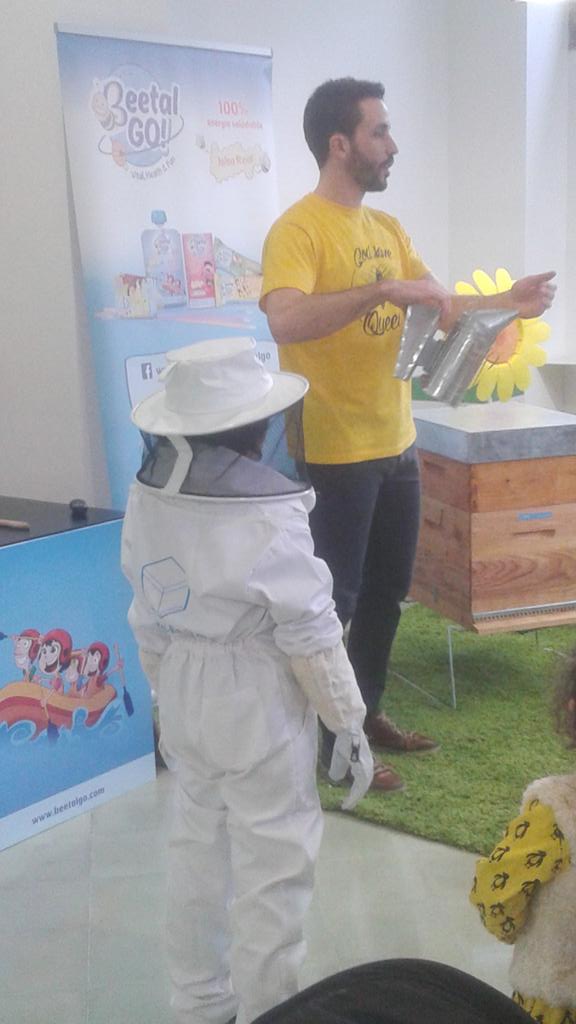 BeetalGO's tweet photo. Ahora nuestro voluntario ya está listo y protegido para acercarse a las #abejas #vitalidad https://t.co/PIO9ATvD45