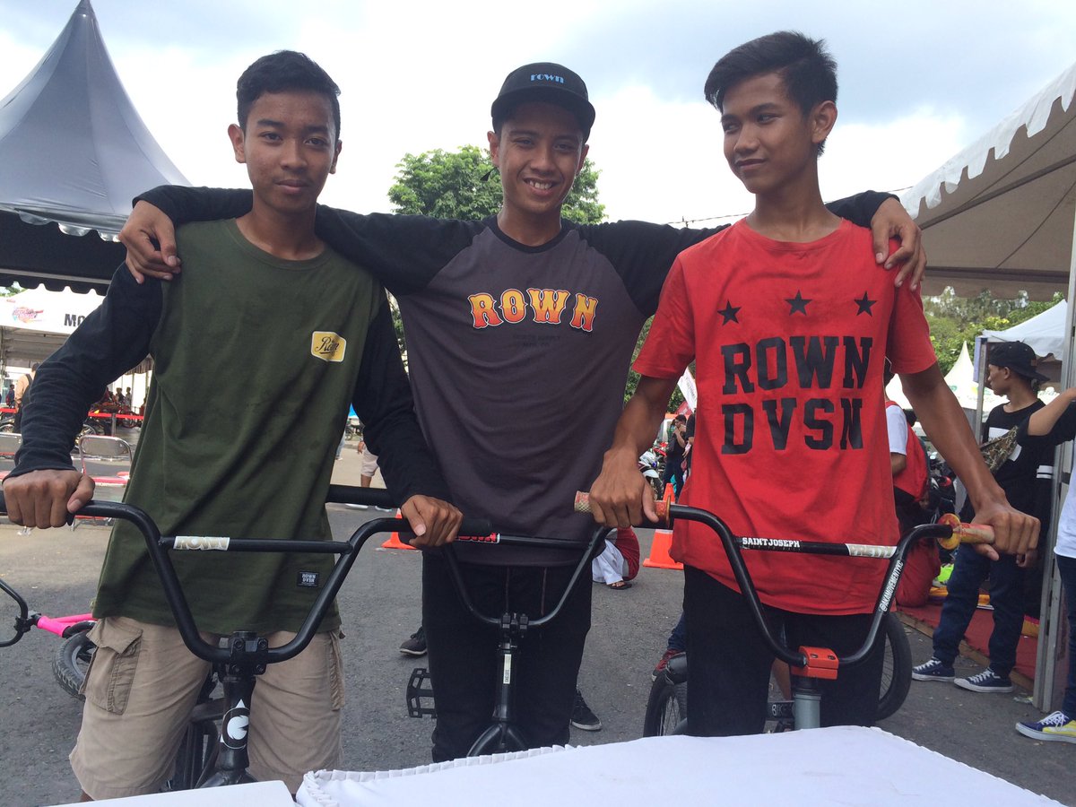 errbmx_'s tweet photo. competition bmx street honda .makasih banyak buat @rowndivision  atas supportnya dan sudah rubah penampilan jdi kece https://t.co/swK7Dkxeng