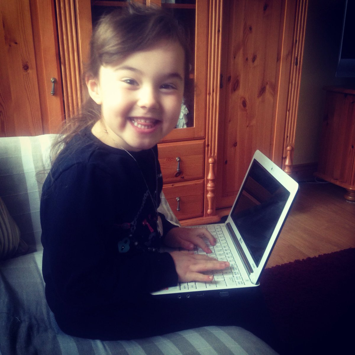 emmacooke88's tweet photo. My lil assistant 💖 https://t.co/YBB27AuR6F