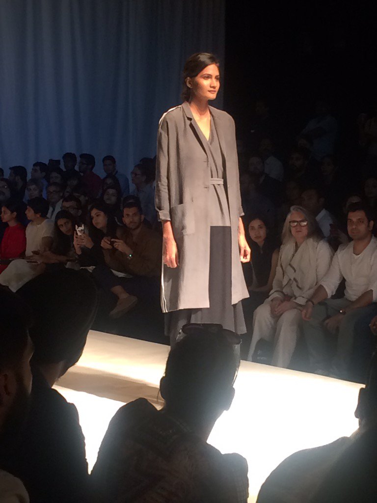 mytrendin's tweet photo. Slip on mules and reversible Mashru: keep living the dream! Seen at @_Bodice #AIFWAW16 #IndiaModern @TheFDCI https://t.co/A2xpwZ47OJ