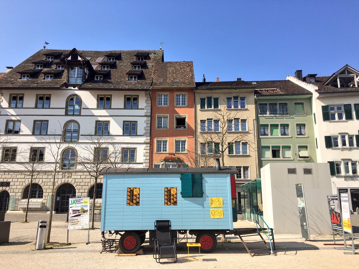 FilmfestivalSH's tweet image. Ein wunderbares Farbenspiel auf dem #Herrenacker - ausserhalb und innerhalb vom Kurzfilm-Wagen. Kommt vorbei! #FFSH