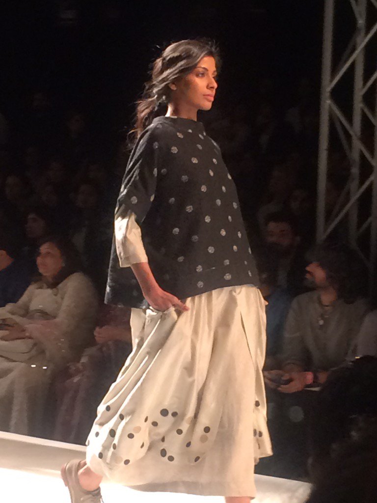 mytrendin's tweet photo. Our #AW16 sartorial goals look like this! @rinasingh09 #AIFWAW16 #IndiaModern @TheFDCI @AmazonFashionIn https://t.co/hcXMe8hQON