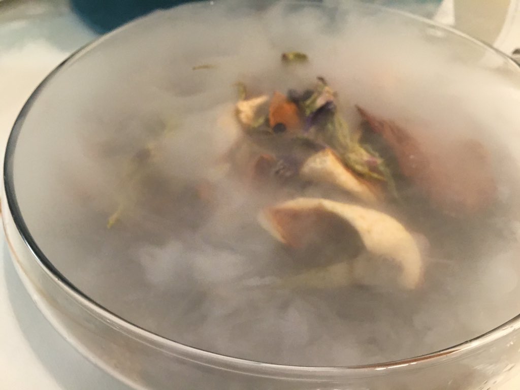 FoodConfidentia's tweet photo. Come si fa il #vermouth di #Torino @CocchiWinery ? 75% vino china calissaia, genziana ginepro cardamomo rabarbaro ♥️ https://t.co/vcffeWYxXg