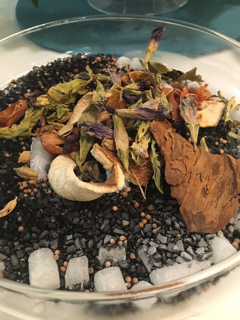 FoodConfidentia's tweet photo. Come si fa il #vermouth di #Torino @CocchiWinery ? 75% vino china calissaia, genziana ginepro cardamomo rabarbaro ♥️ https://t.co/vcffeWYxXg