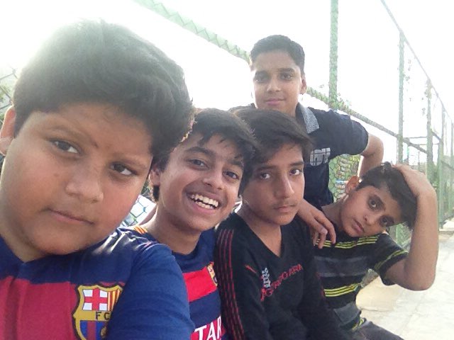 Xayn27's tweet photo. At last ...freedom #examsover....#footballdayout #thesquad https://t.co/K3D8Sn0RnE