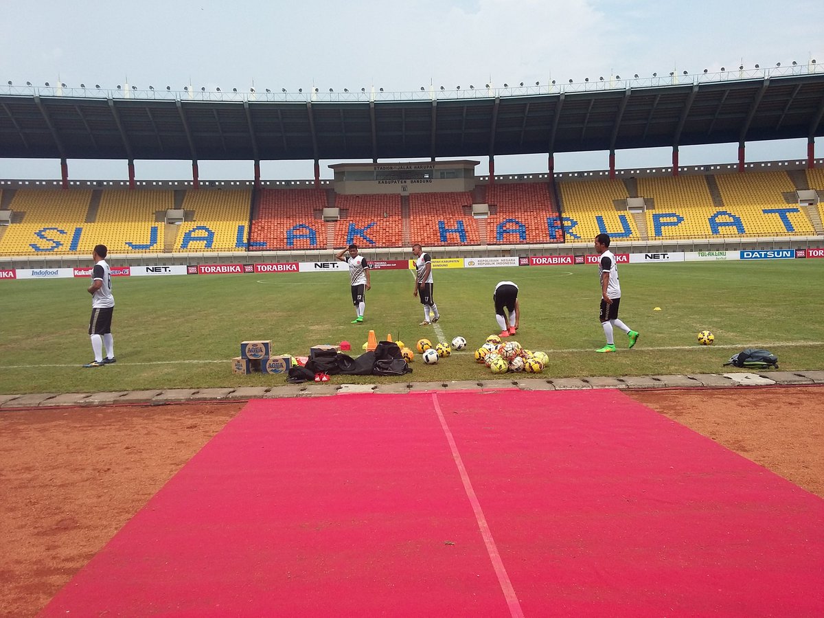 TNI_football's tweet photo. Skuat @TNI_football sudah tiba di Stad Si Jalak Harupat. #mogumogu #djsport #pstni #TNI #TNI_football @mogumogu_id https://t.co/M1aDYOeFdm